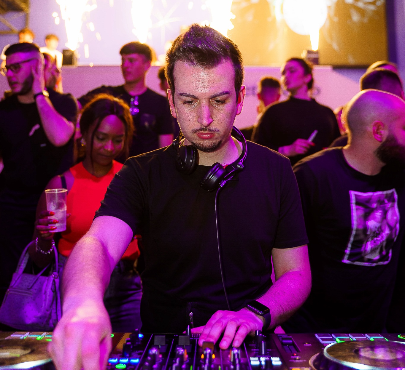 Federico Ciammaruconi al mixer in console durante un DJ set